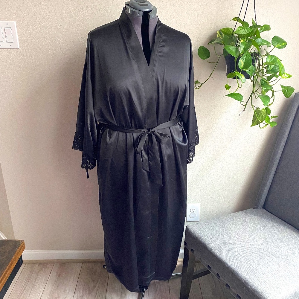 NWT Black Robe with Lace Trimmed Sleeves, Torrid Brand, Size 1/2